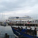 Cruiseline Lounge *