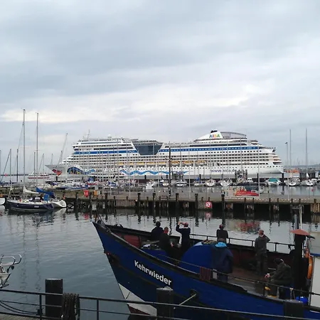 Exclusive In Warnemuende, 150m To The Beach, 2 Bathrooms, 2 Bedrooms, Sauna, Wifi And Much More. *